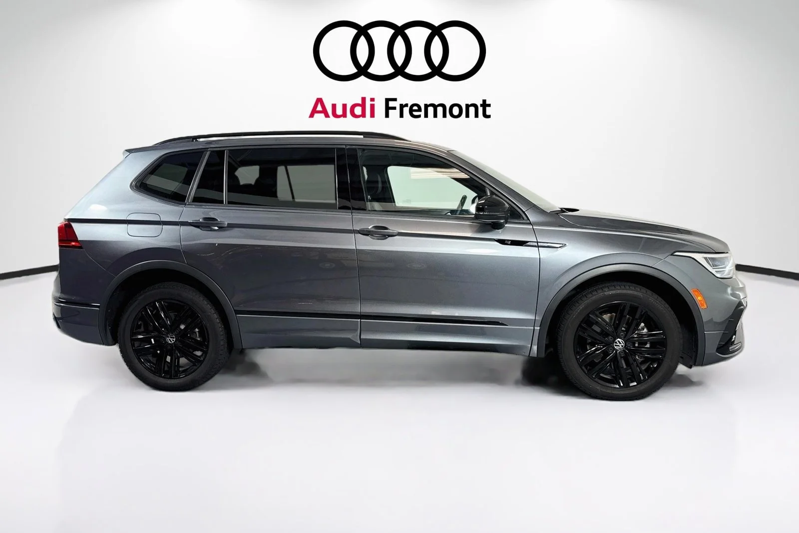 Used 2022  Volkswagen SE R-Line Black image 4