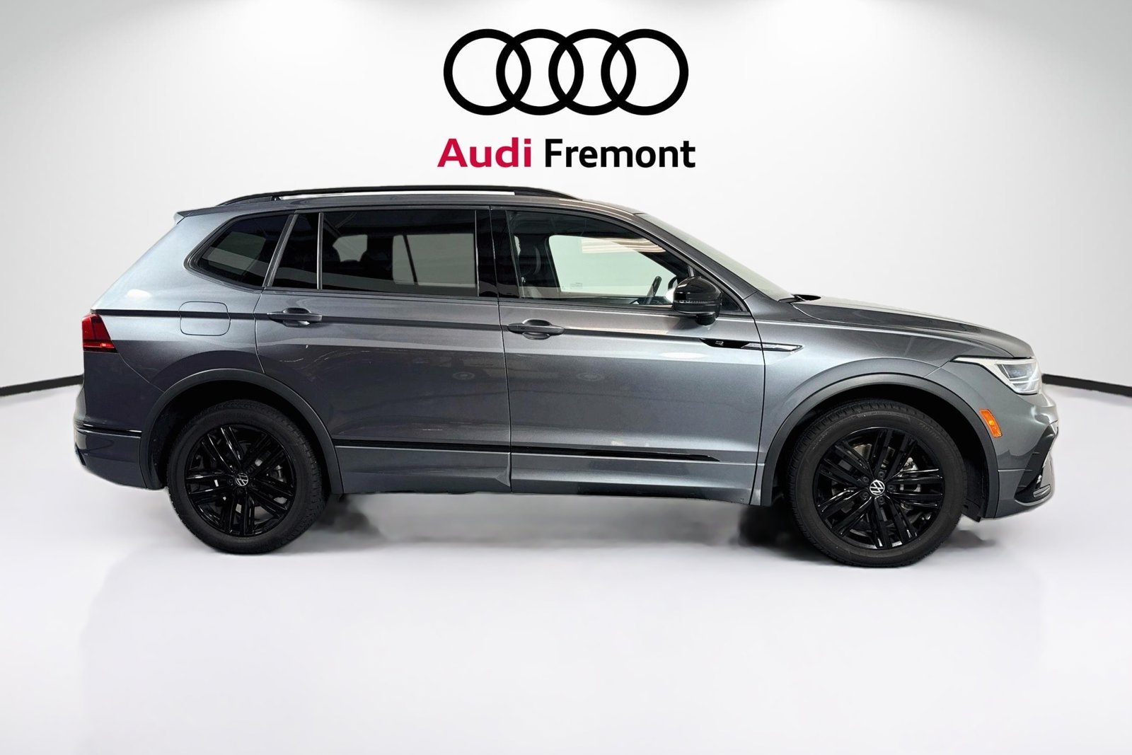 Used 2022  Volkswagen SE R-Line Black image 4