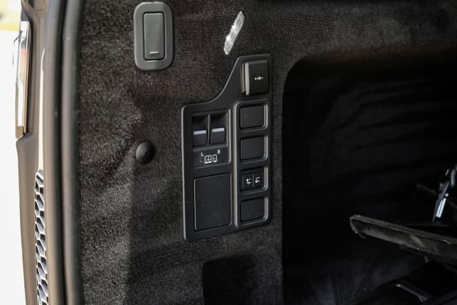 Used 2025 White Land Rover Dynamic SE image 70