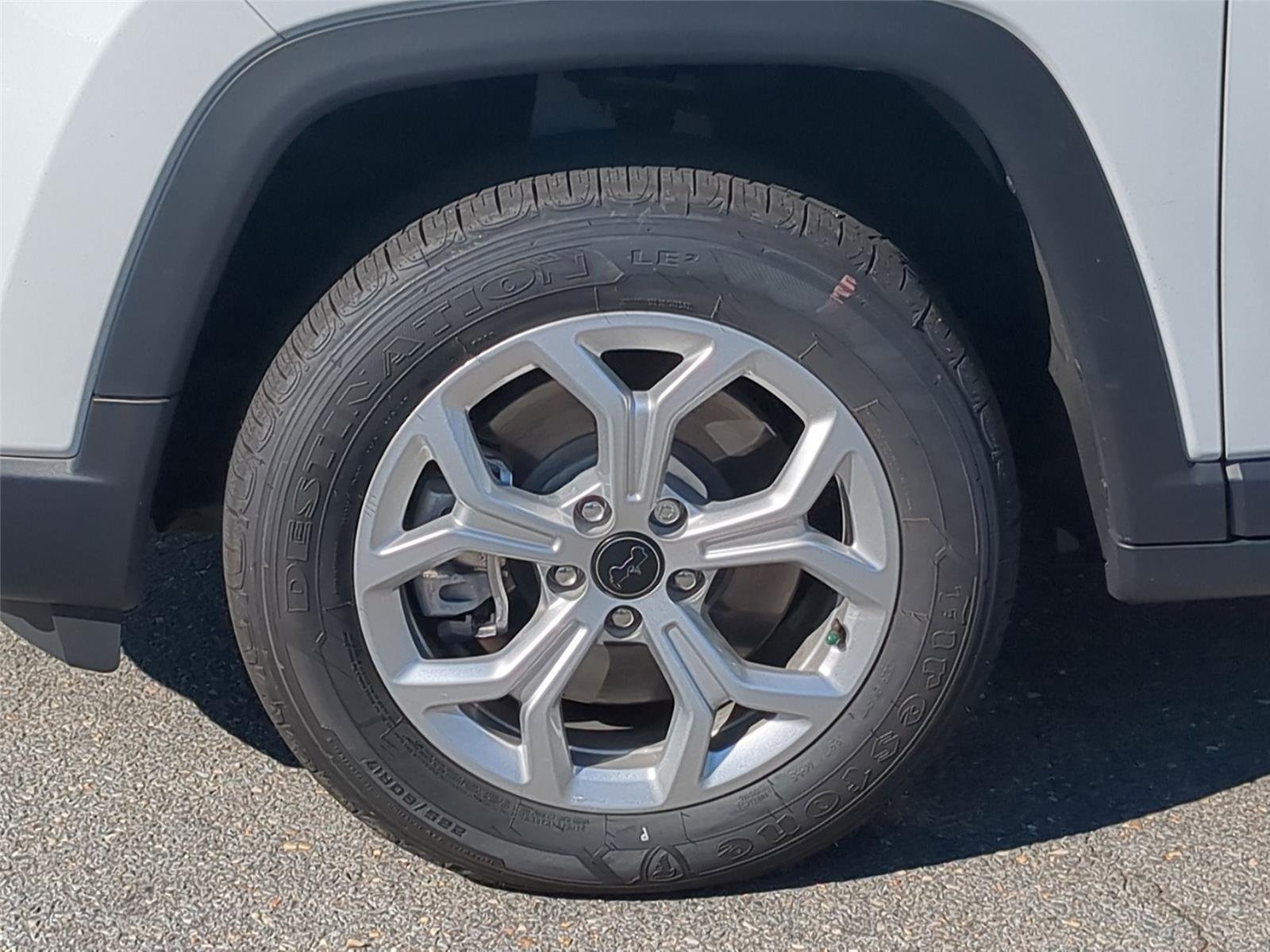 Used 2026 Bright White Clearcoat Jeep Latitude image 10