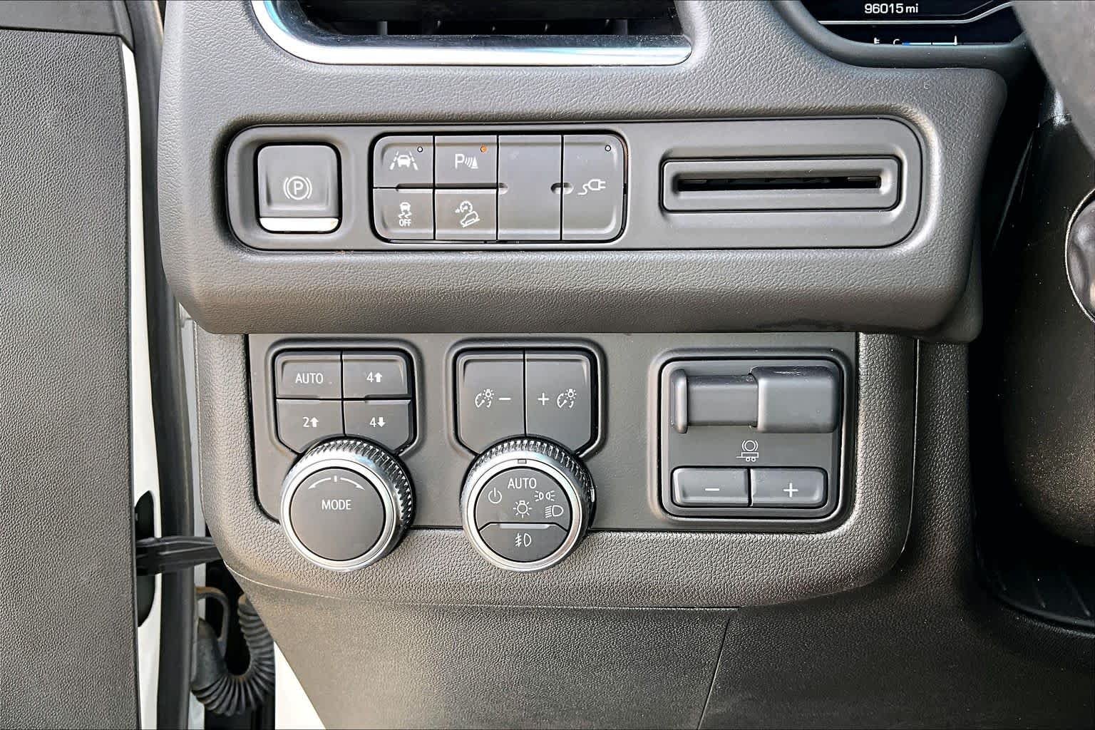 Used 2022 White Frost Tricoat GMC AT4 image 34