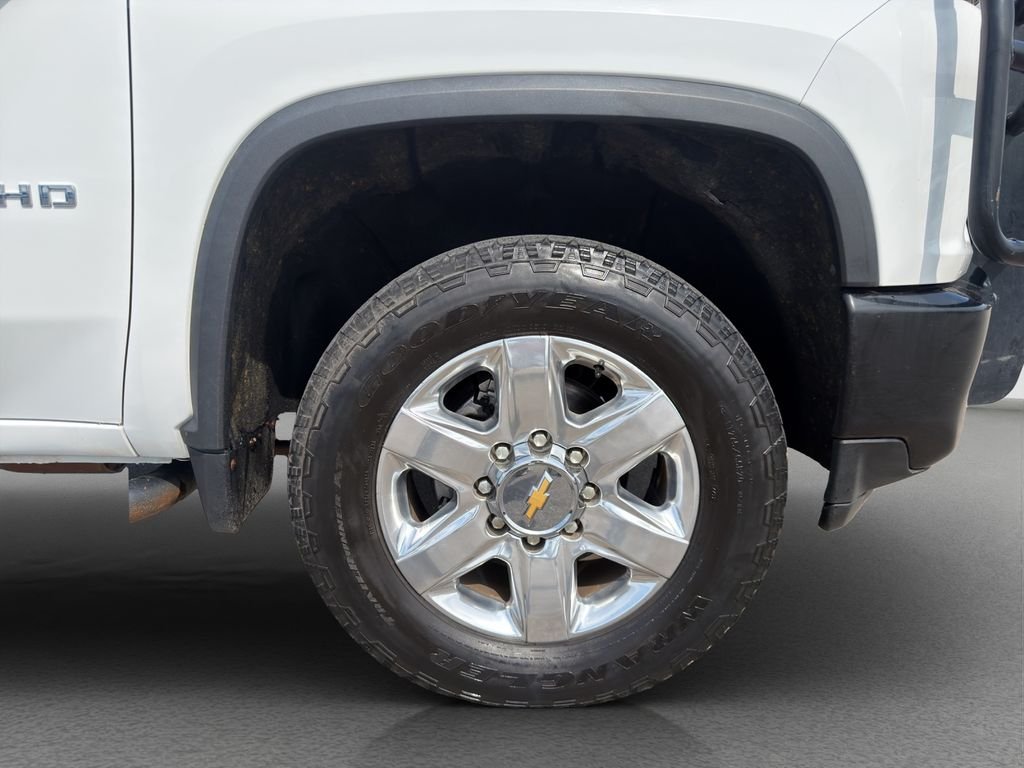 Used 2022 White Chevrolet Custom image 22