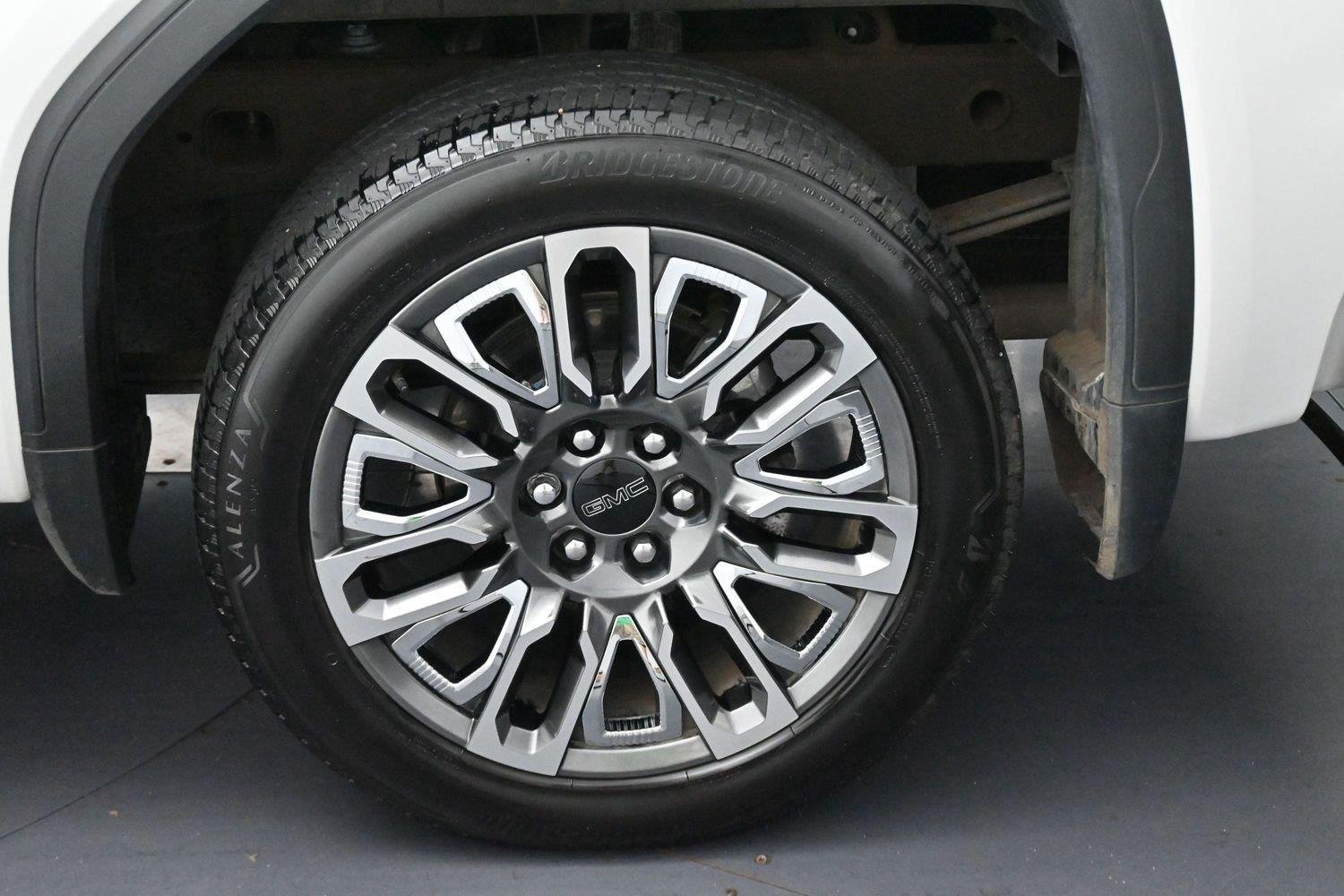 Used 2025 White Frost Tricoat GMC Denali Ultimate image 37