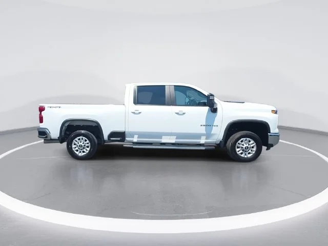 Used 2025 White Chevrolet LT image 9