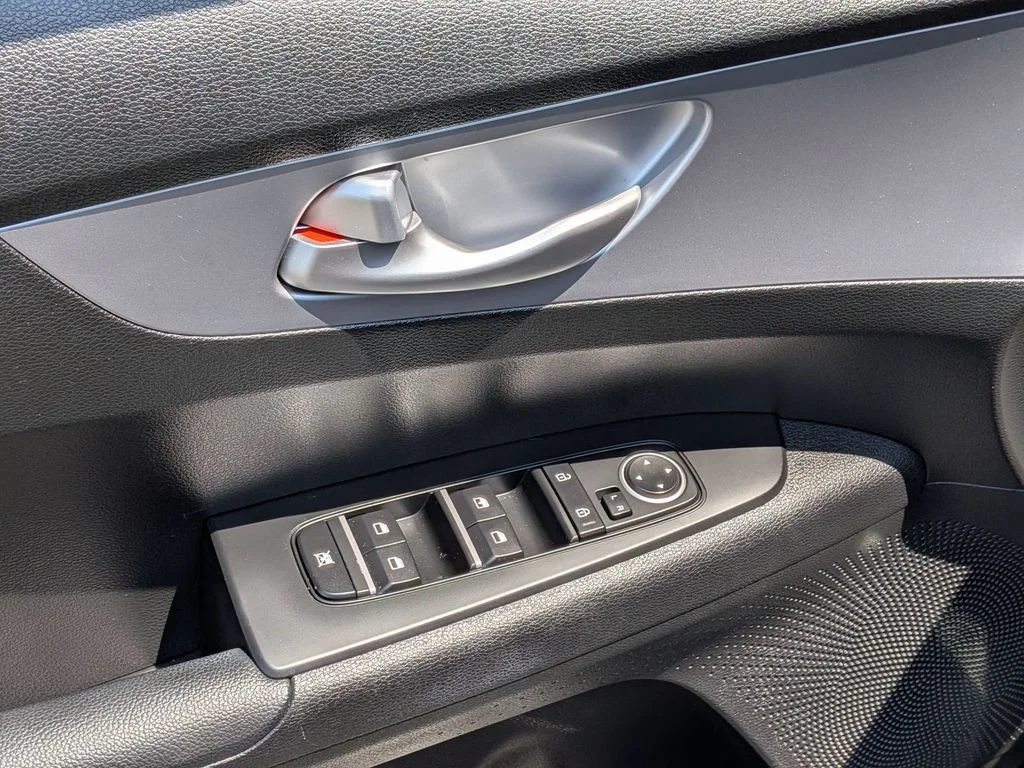 Used 2023 Black Kia LXS image 11