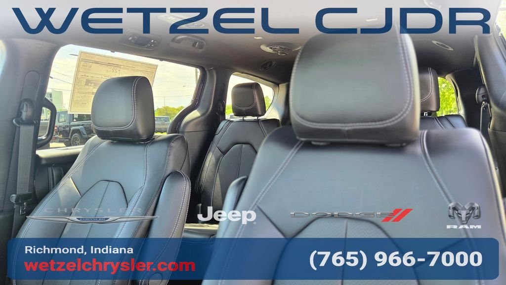New 2027 Diamond Black Crystal Pearl-Coat Exterior Paint Chrysler Select image 17