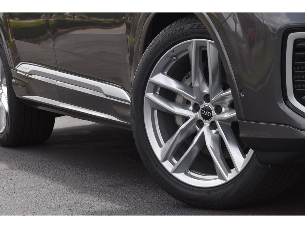 Used 2025 Gry Audi Premium Plus image 10