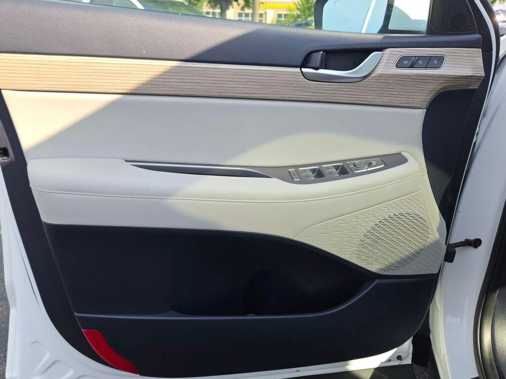 Used 2022 Hyper White Hyundai SEL image 17