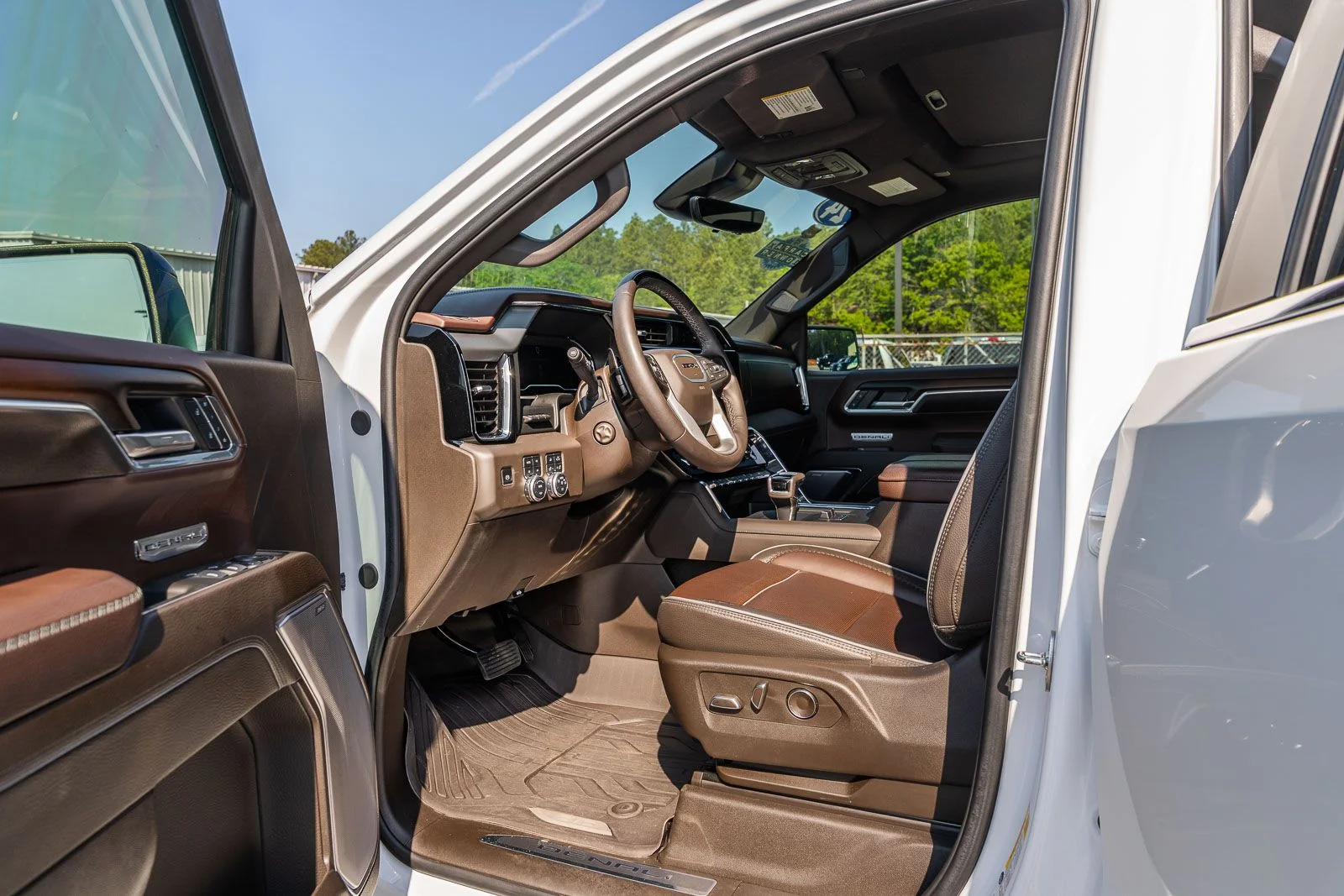 Used 2024 White GMC Denali image 19