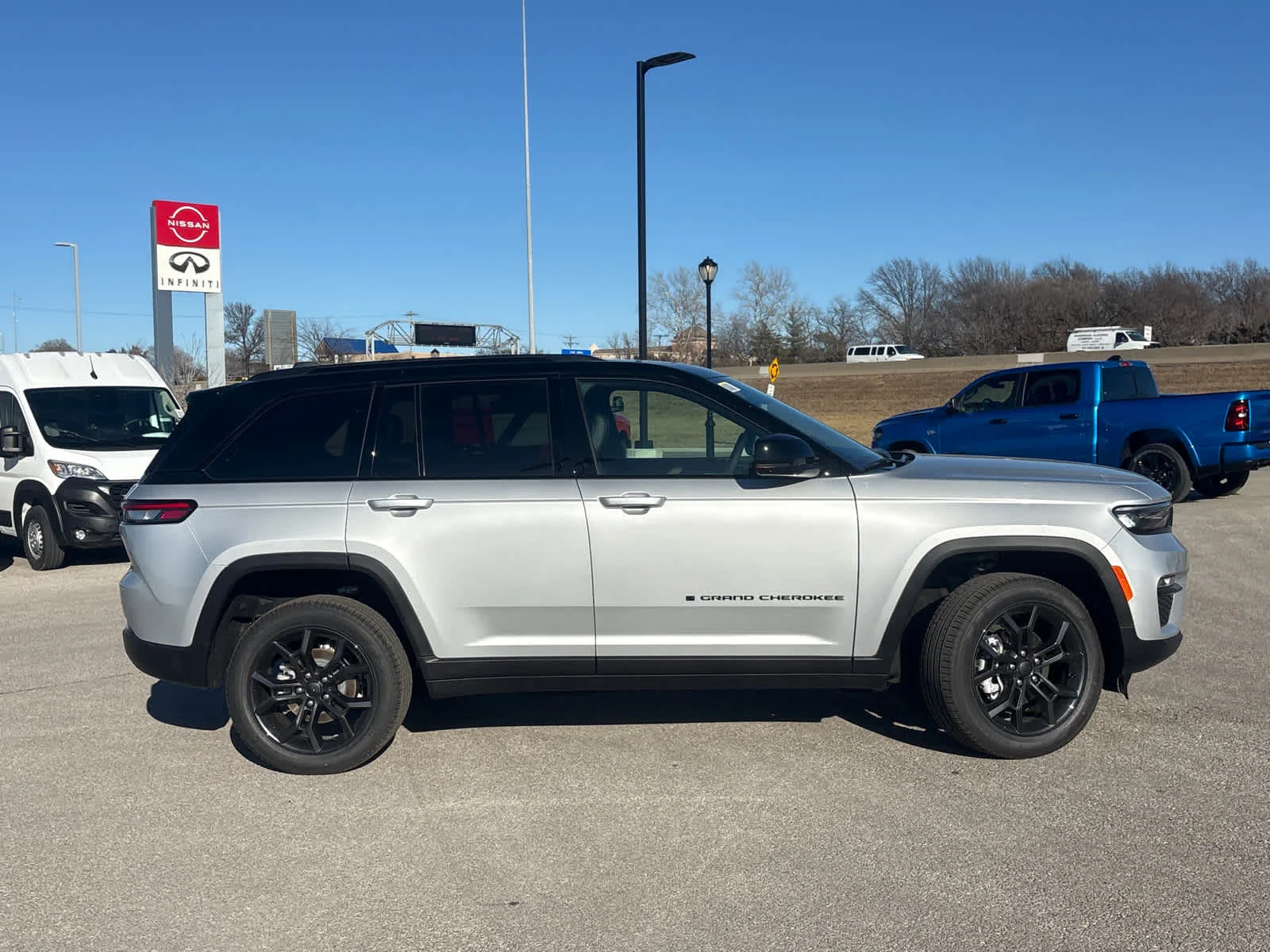 New 2025 Silver Zynith Exterior Paint Jeep Limited image 10