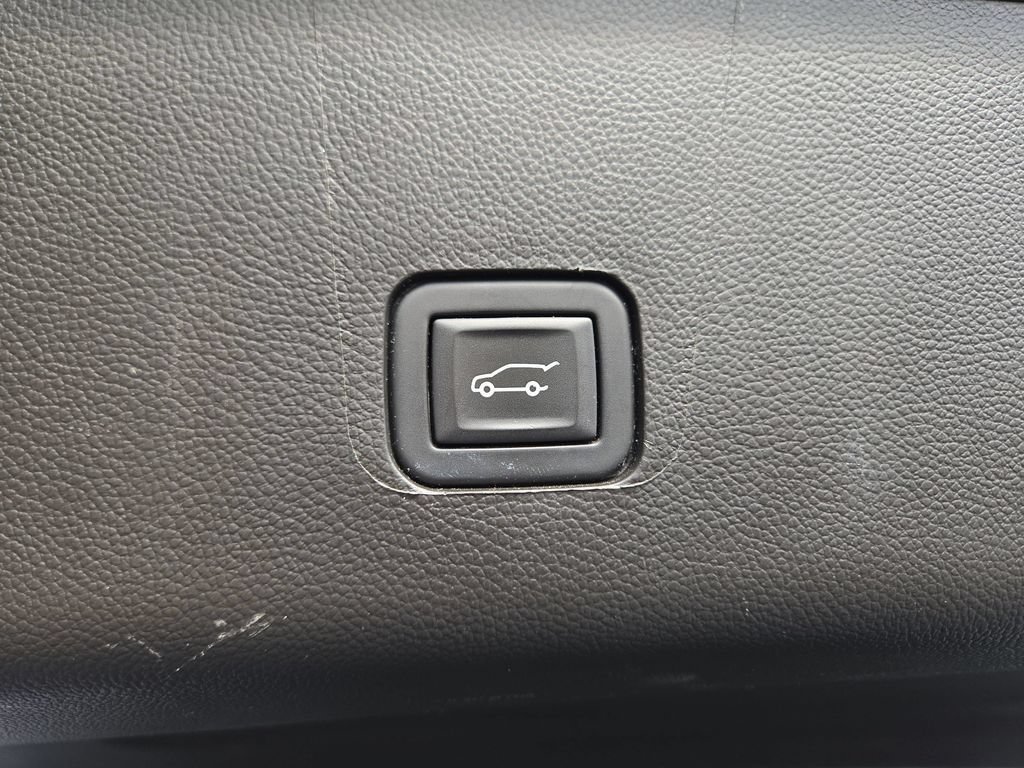 Used 2023 MOSAIC BLACK METALLIC Chevrolet LT Leather image 23