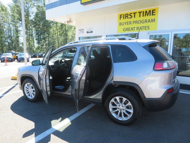 Used 2021 Billet Silver Metallic Clearcoat Jeep Latitude image 8