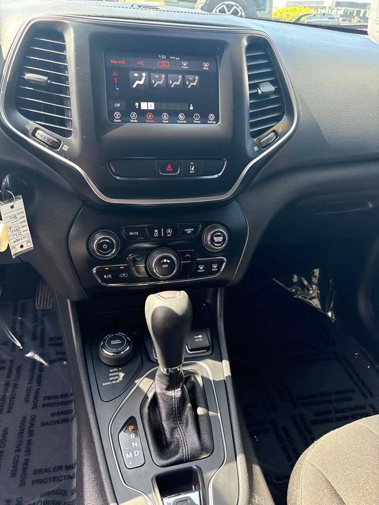 Used 2021 Velvet Jeep Latitude image 12