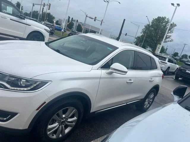 Used 2018 White Lincoln Premiere image 1