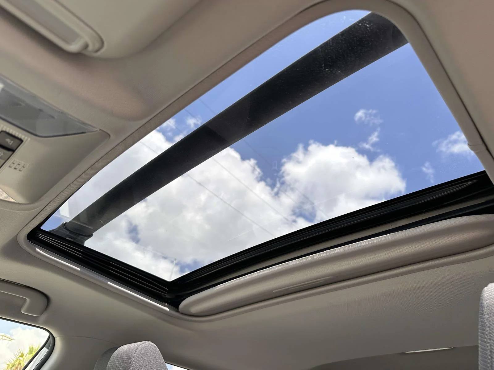 Used 2019 White Toyota XLE image 18