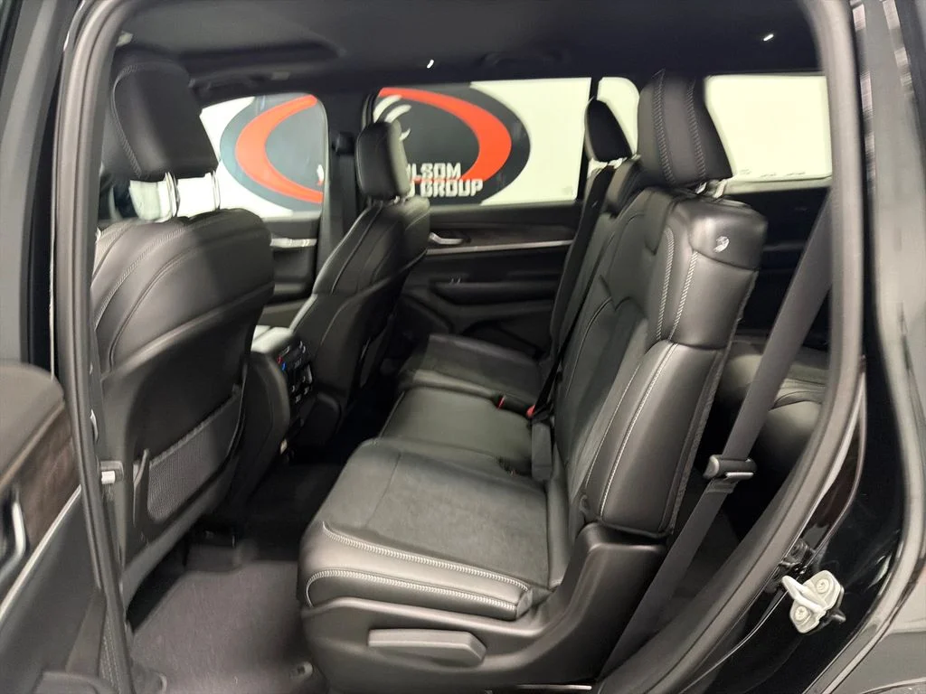 New 2026 Diamond Black Crystal Pearl-Coat Exterior Paint Jeep Altitude image 12