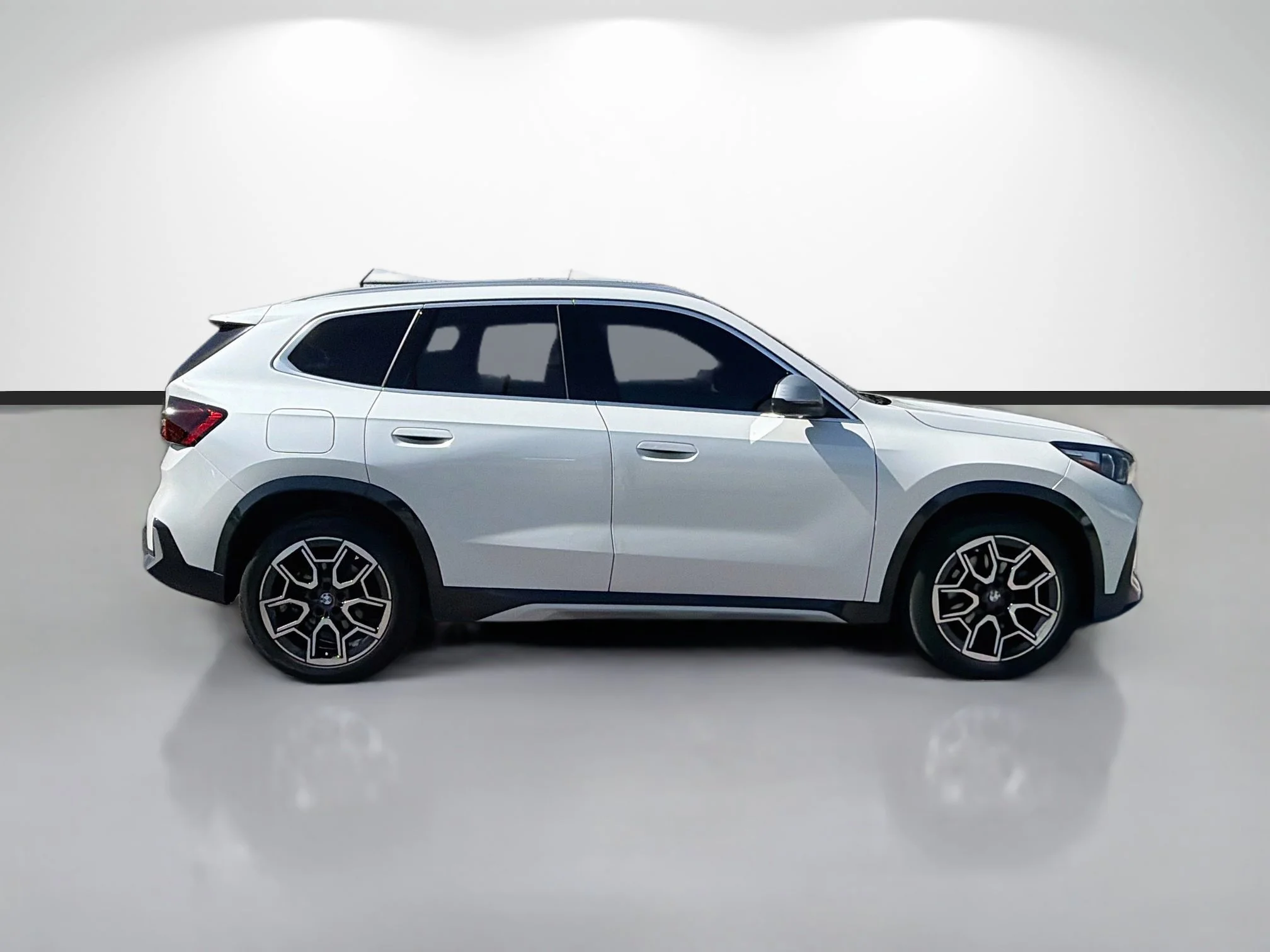Used 2024 Mineral White Metallic BMW xDrive28i image 2
