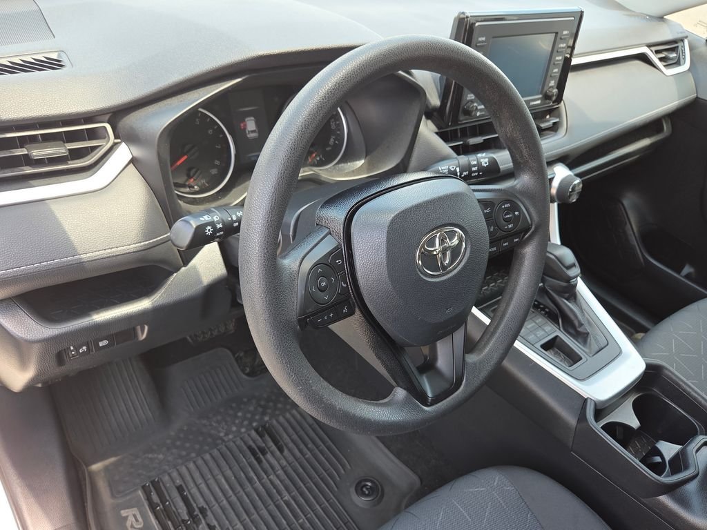 Used 2020 White Toyota XLE image 19