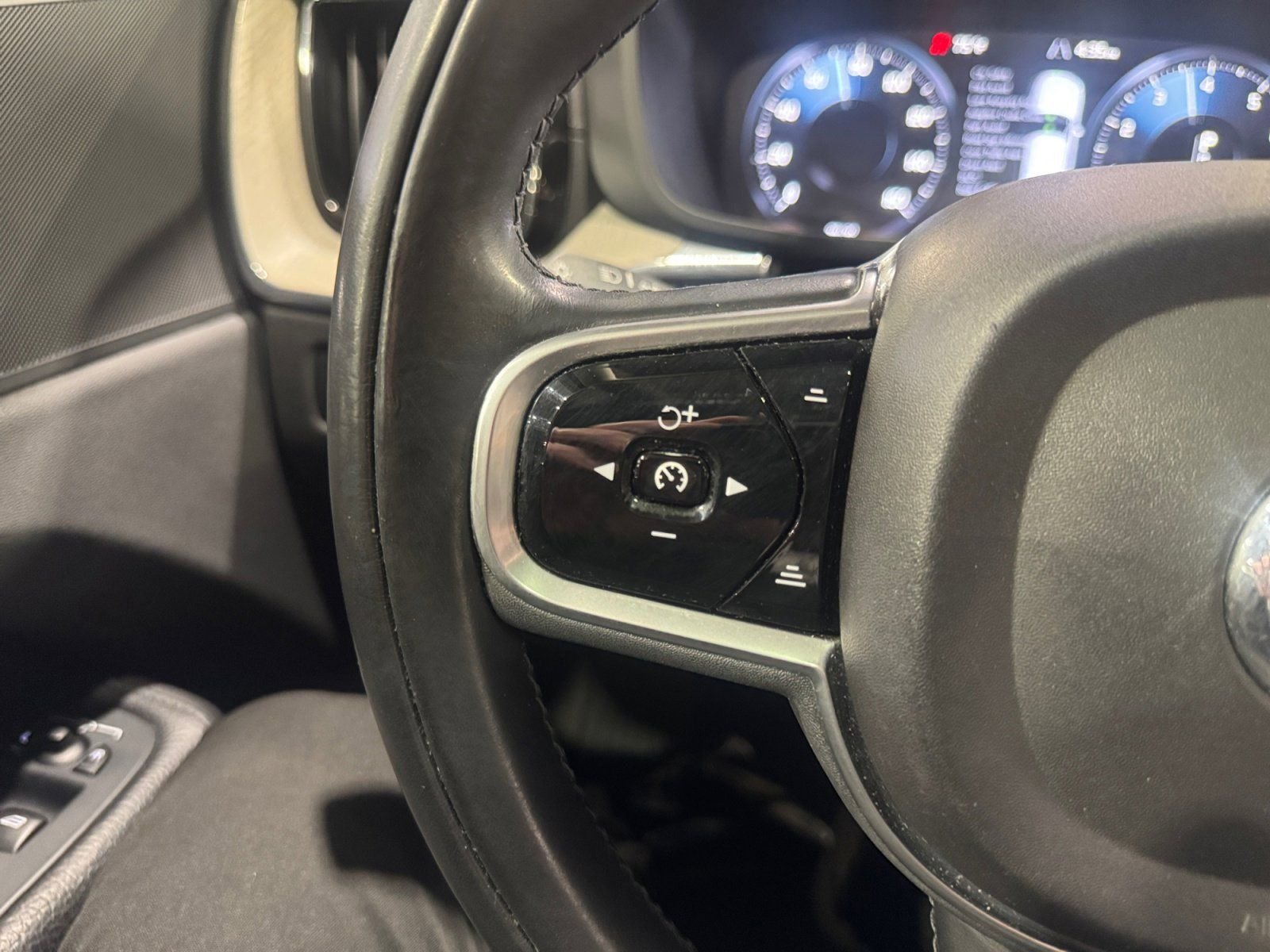 Used 2018 Black Volvo T6 Inscription image 19