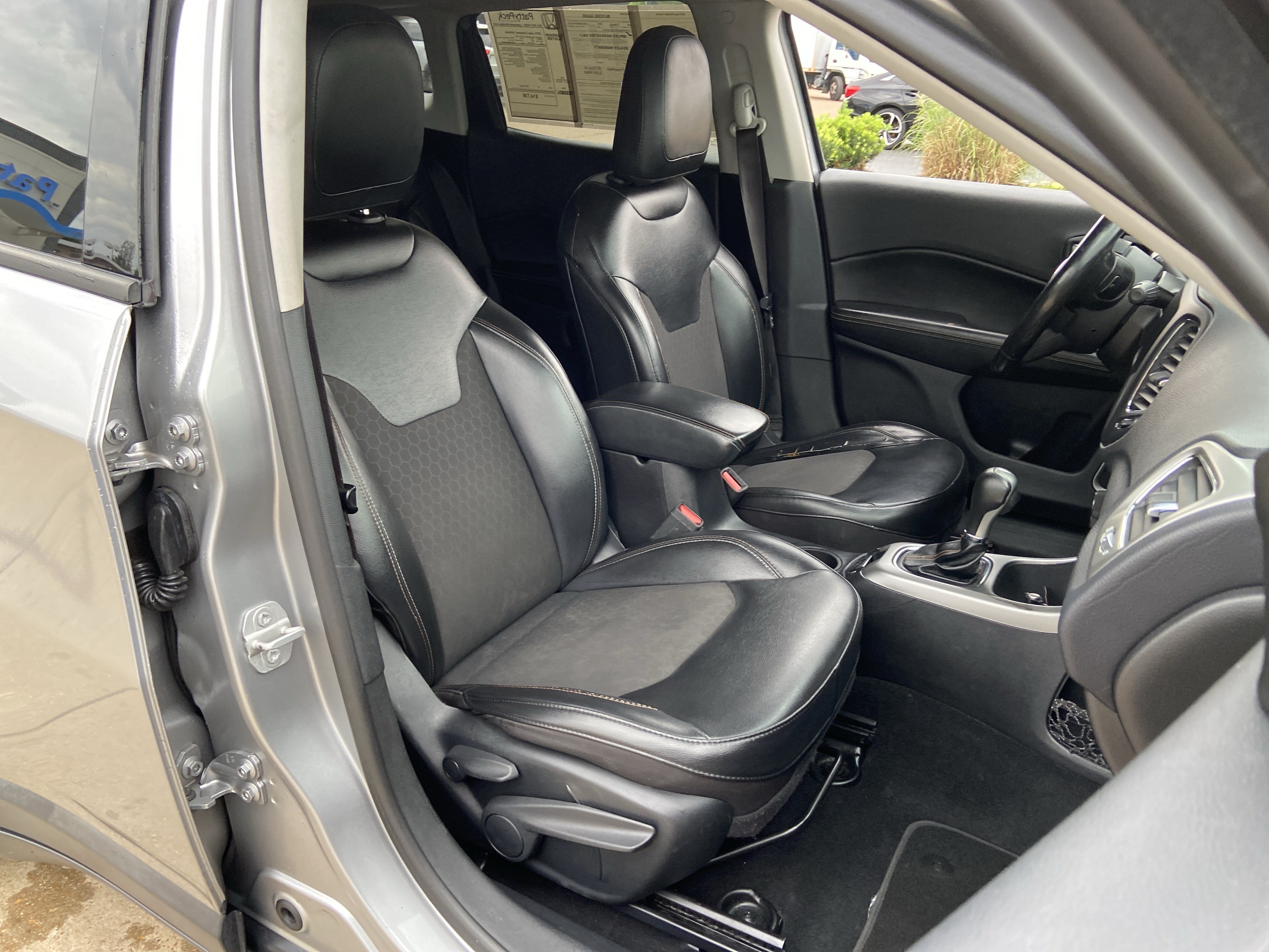 Used 2019 Billet Silver Metallic Clearcoat Jeep Latitude image 21
