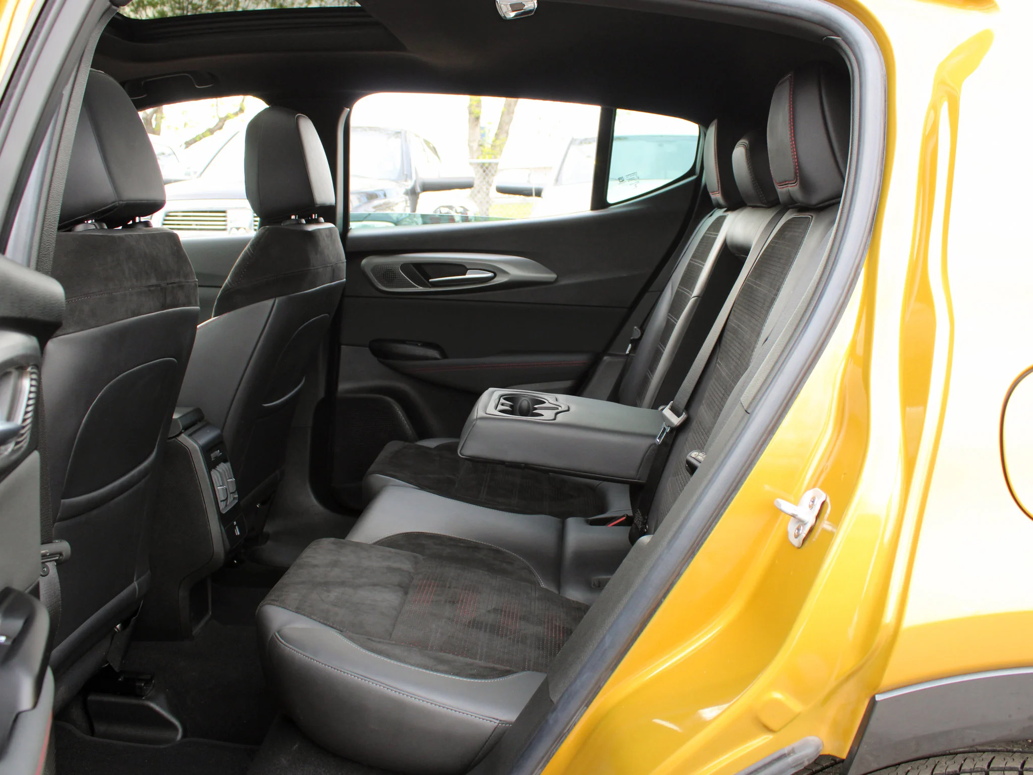 Certified Used 2024 Gold Dodge R/T Plus* PHEV EAWD | Remote Start | Heated Seats | Adaptive Cruise | Apple CarPlay | 360 Camera image 17