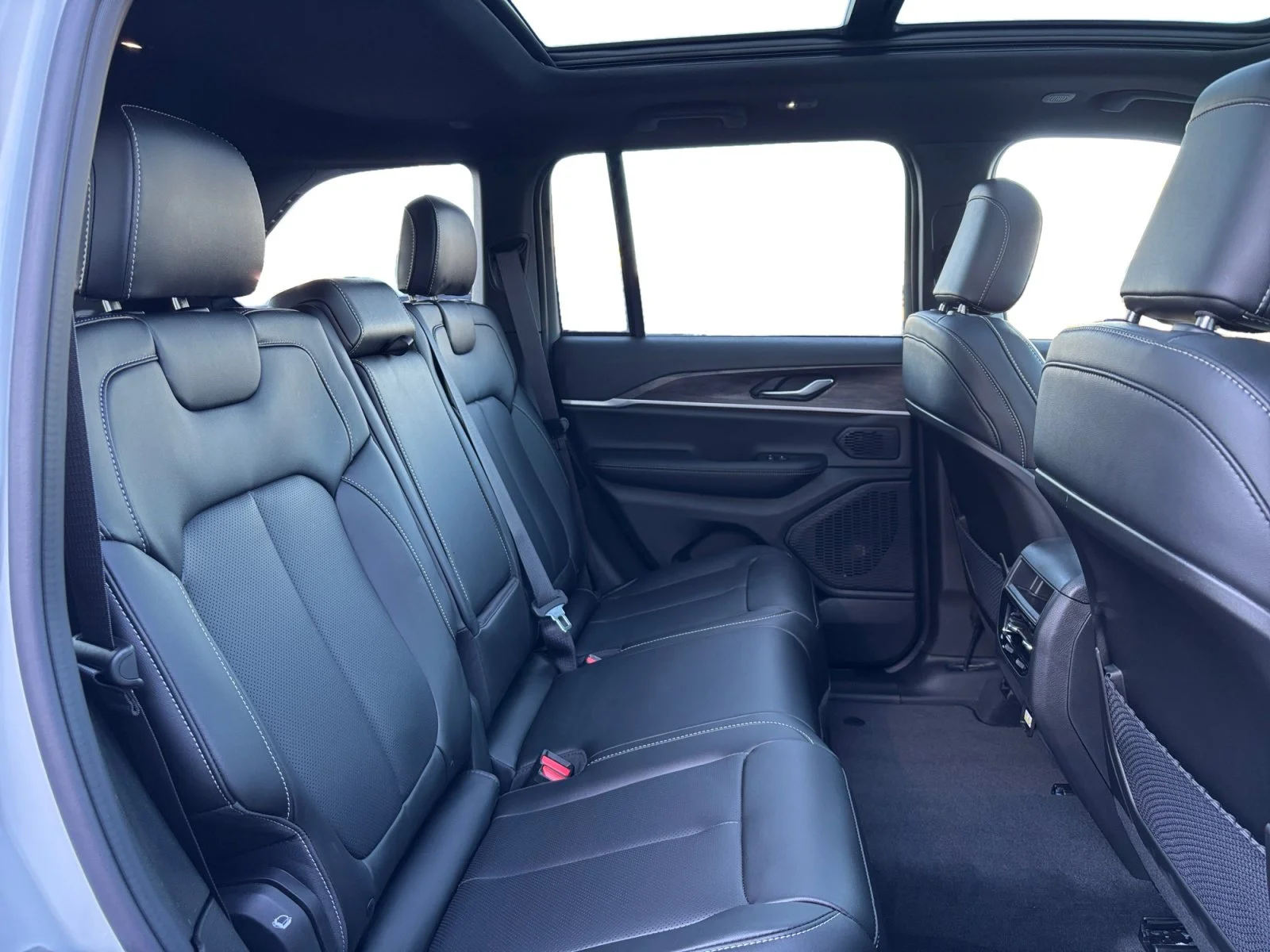 New 2027 BRIGHT WHITE Jeep Limited image 18