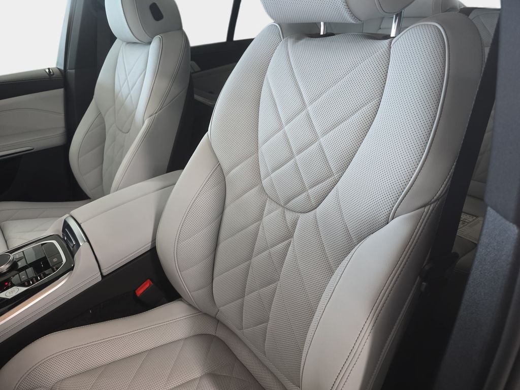 New 2026 Mineral White Metallic BMW sDrive40i image 9