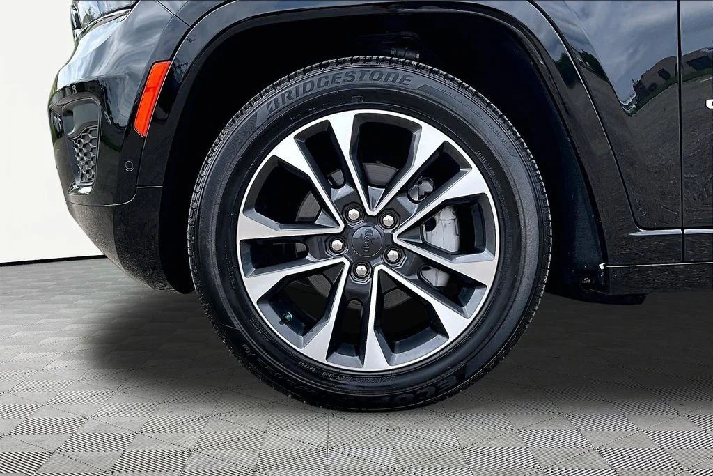 Certified Used 2024 Diamond Black Jeep Overland image 9