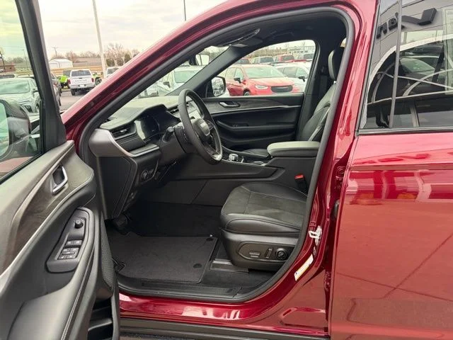 New 2026 Velvet Red Pearl-Coat Exterior Paint Jeep Altitude image 9