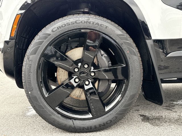New 2026 Fuji White Land Rover X-Dynamic SE image 9