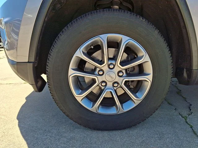 Used 2016 Silver Jeep Limited image 28