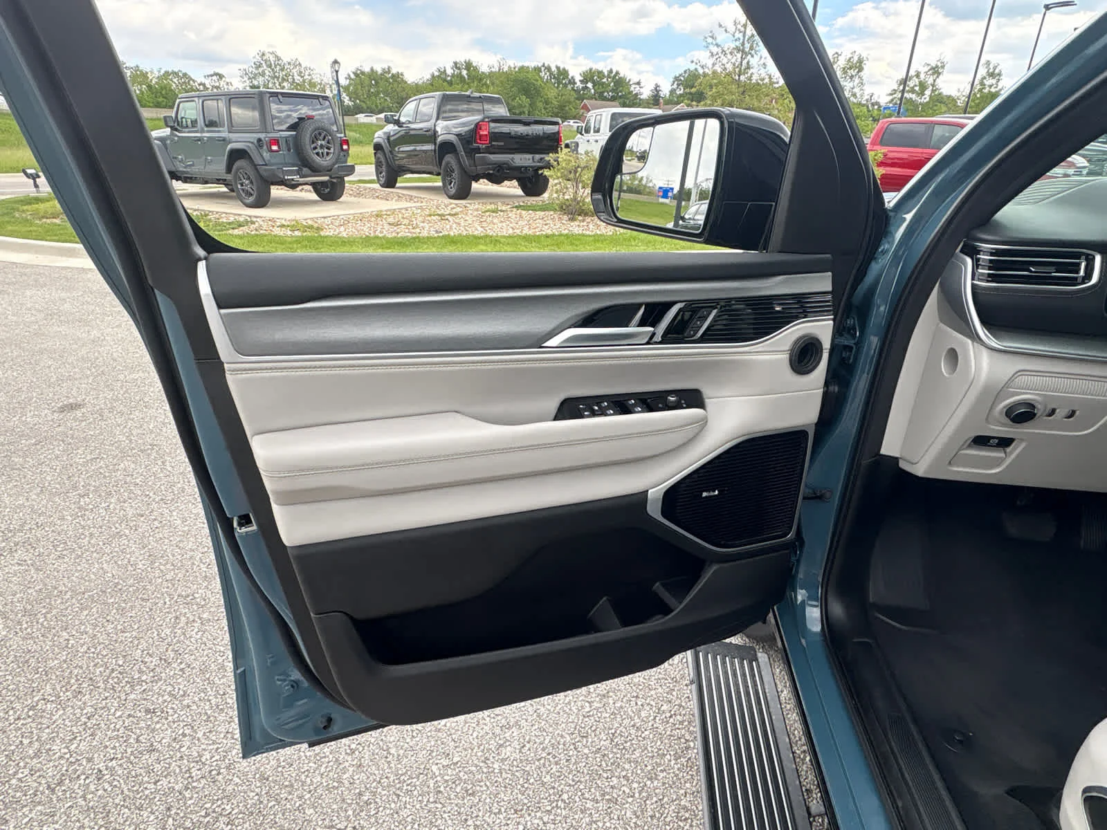 New 2026 Steel Blue Exterior Paint Jeep Limited Reserve image 19