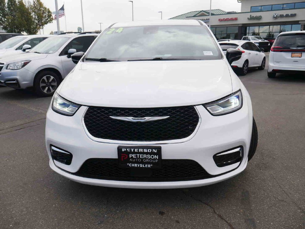 Used 2024 White Chrysler Touring L image 3