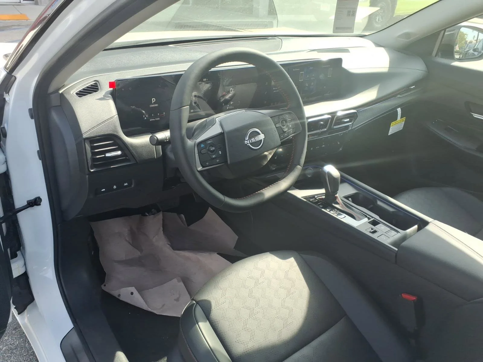 New 2026 Aspen White TriCoat / Super Black Two-tone Nissan SR image 8