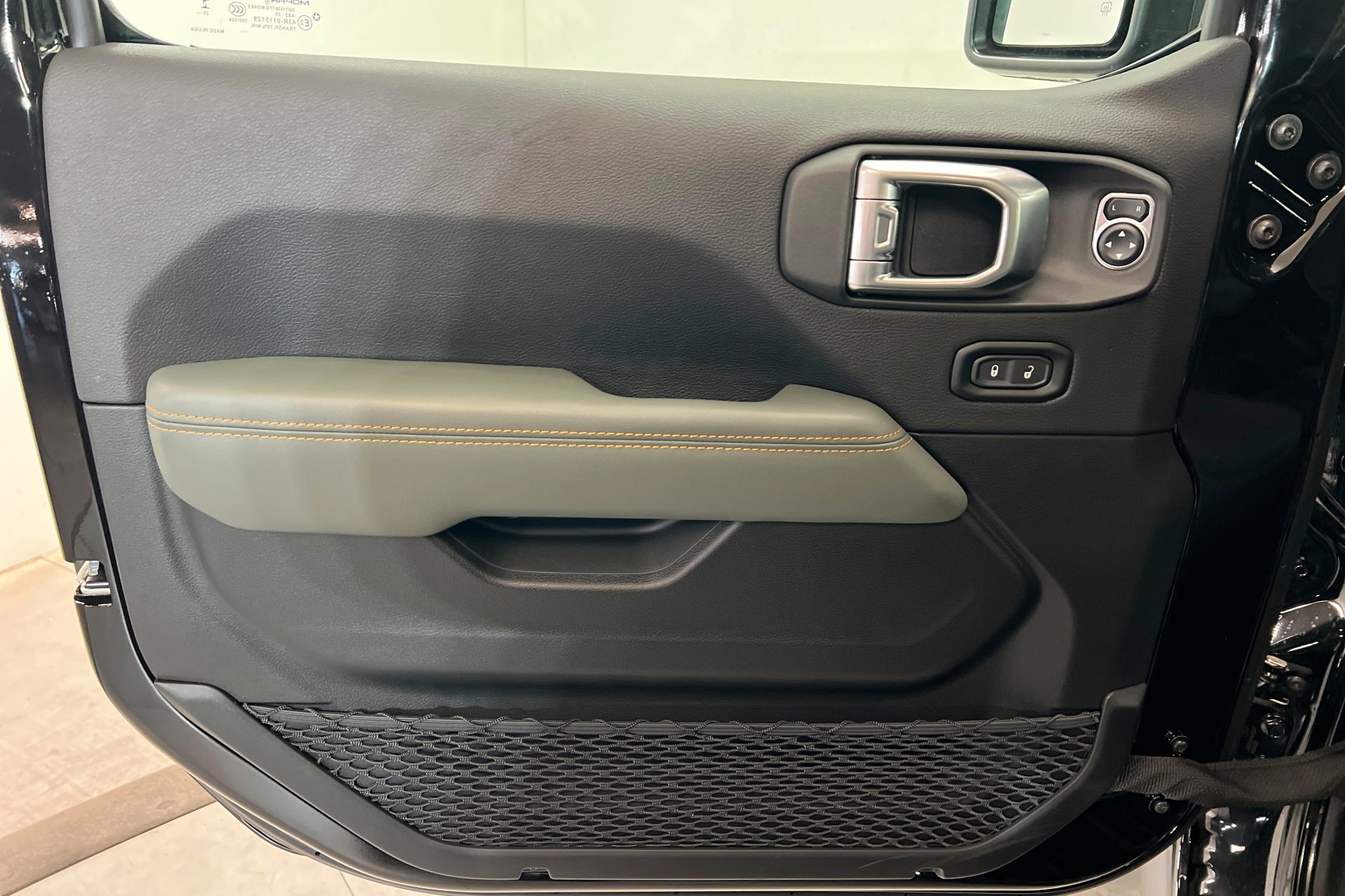 New 2026 Black Clear-Coat Exterior Paint Jeep Mojave image 15