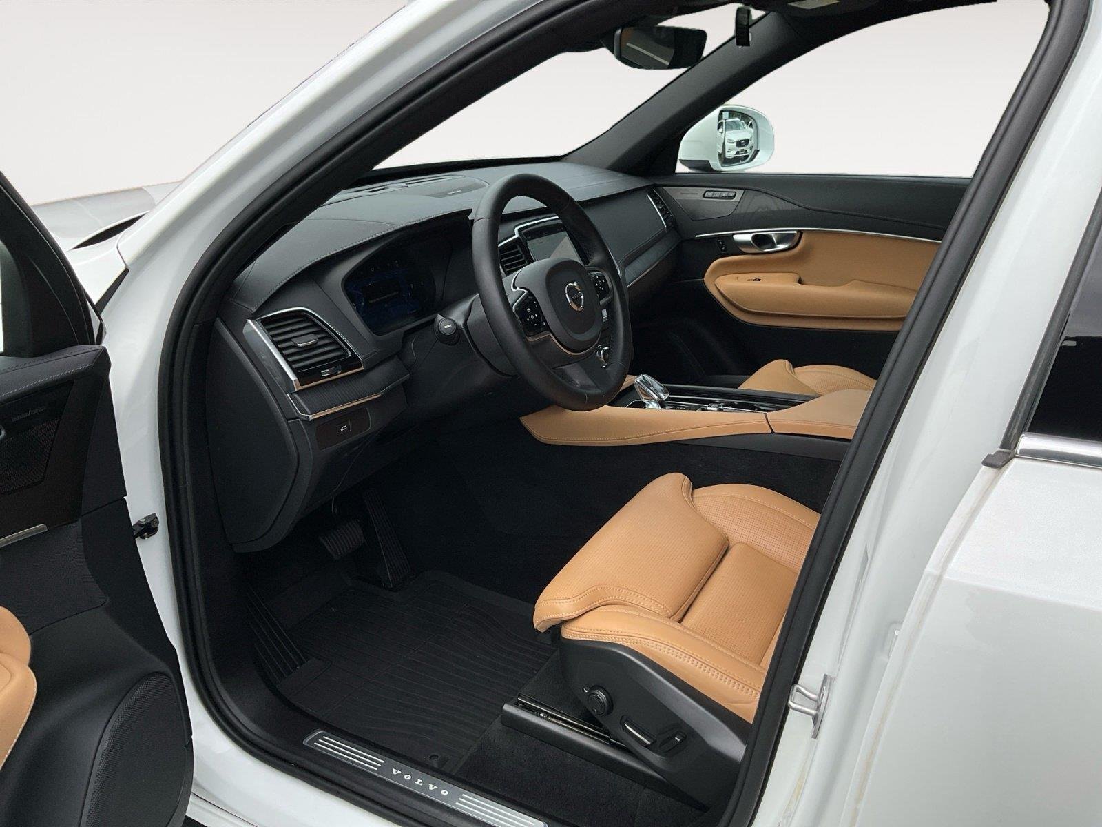 Used 2024 Crystal White Metallic Volvo Ultimate Bright Theme image 9