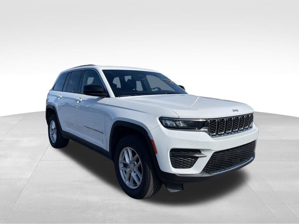 Used 2024 White Jeep Laredo X image 5