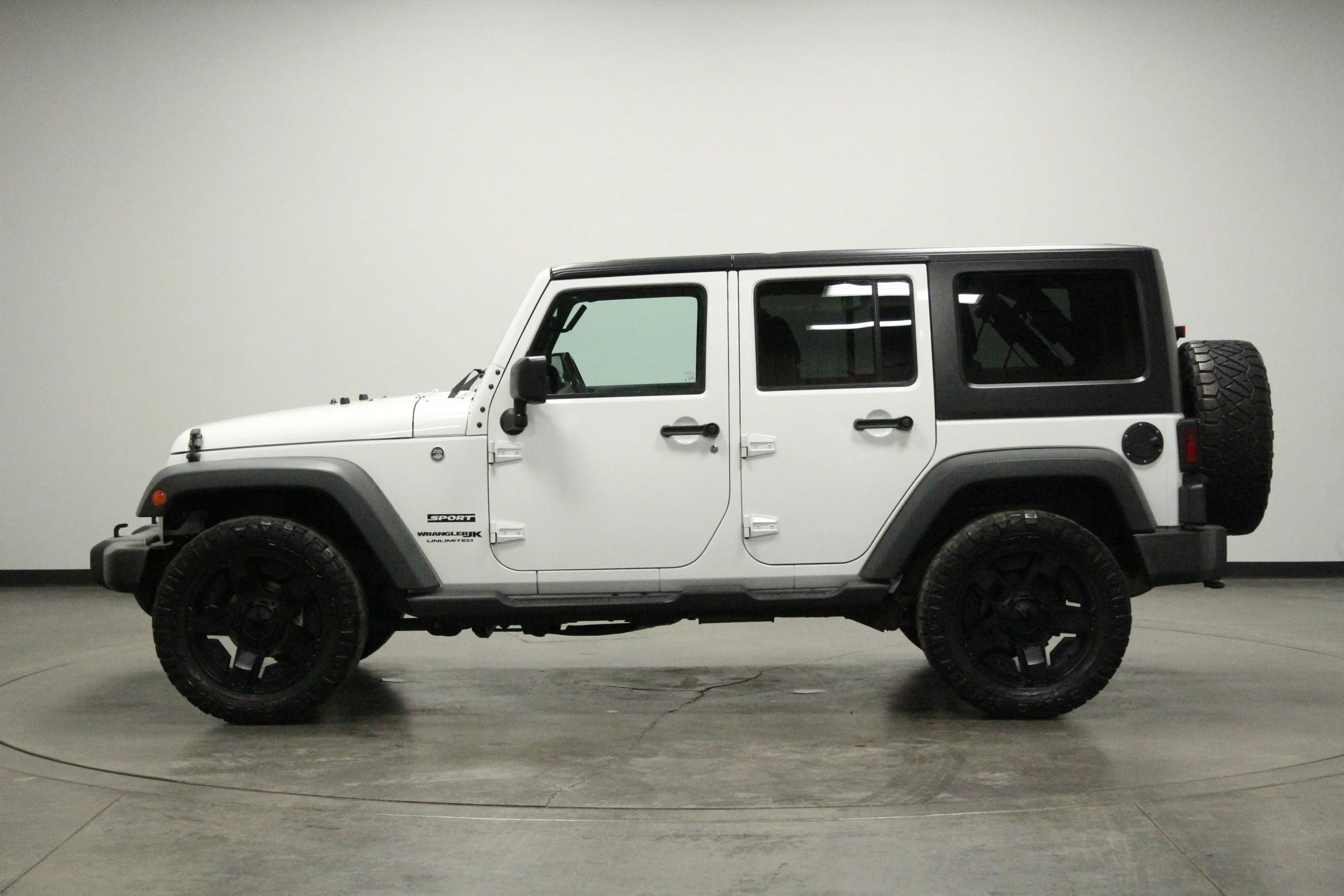 Used 2018 Bright White Clearcoat Jeep Sport image 5