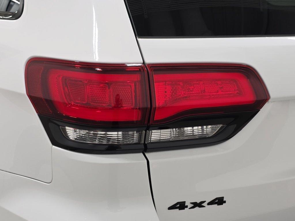 Used 2018 Bright White Clearcoat Jeep Altitude image 32