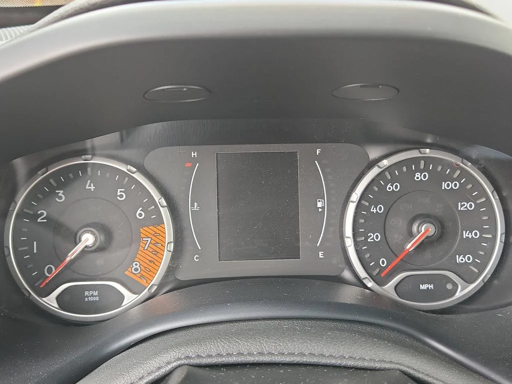 Used 2023 Red Jeep Latitude image 41