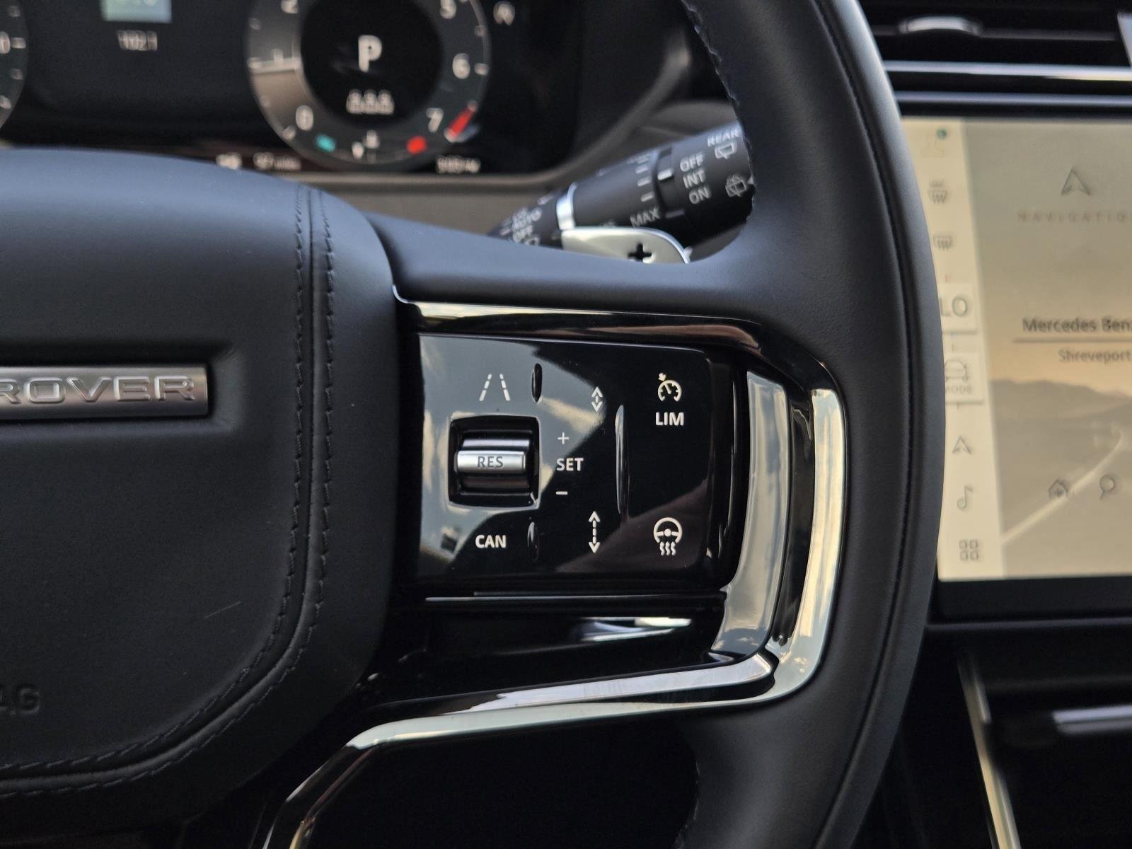 New 2025 Santorini Black Land Rover Dynamic SE image 17