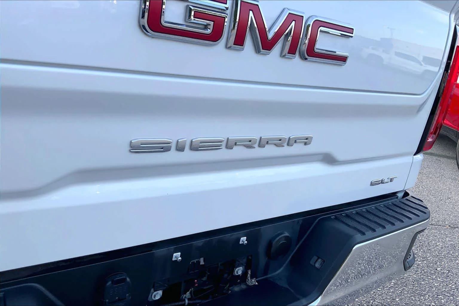Used 2019 White Frost Tricoat GMC SLT image 28