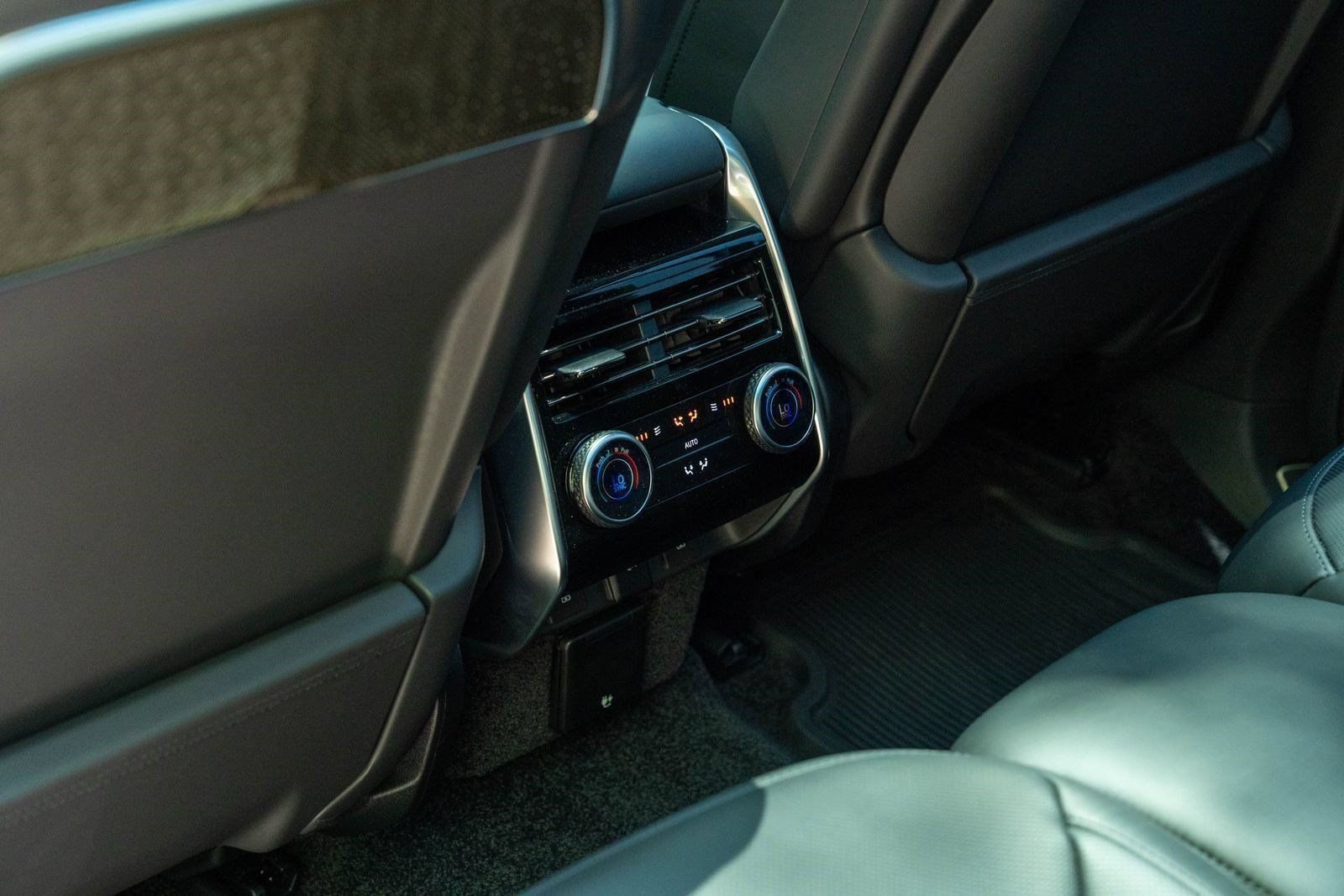 Used 2025 Obsidian Black SV Bespoke Ultra Metallic Satin Land Rover Autobiography image 30