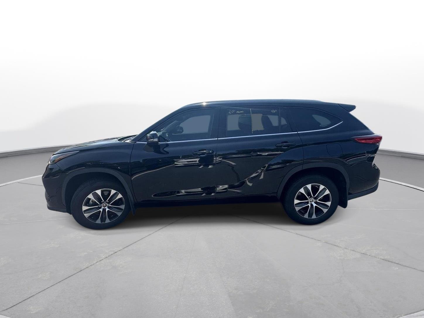 Used 2021 Midnight Black Metallic Toyota XLE image 10