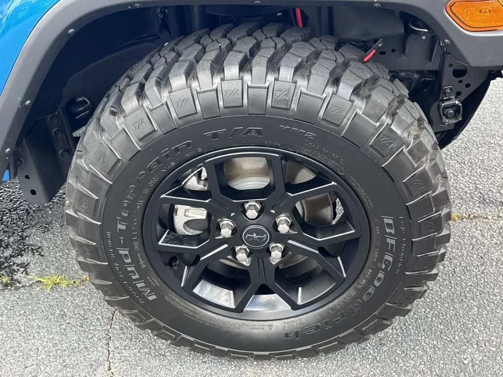 Used 2025 Blue Jeep High Tide image 12