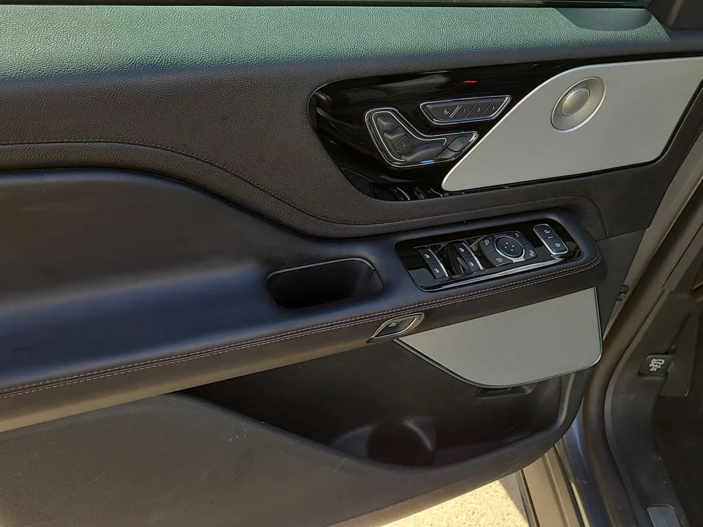Used 2023 Gray Lincoln Reserve image 22