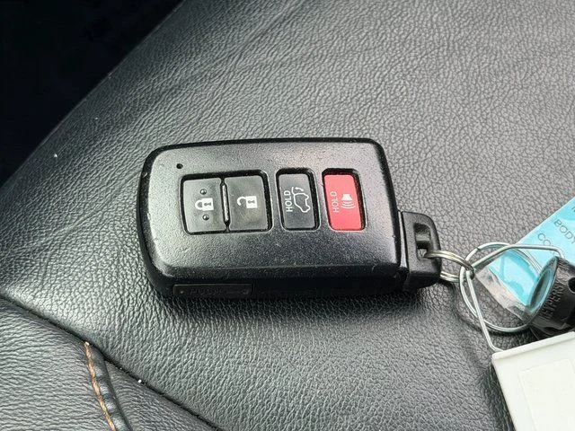Used 2015 Black Toyota XLE V6 image 32