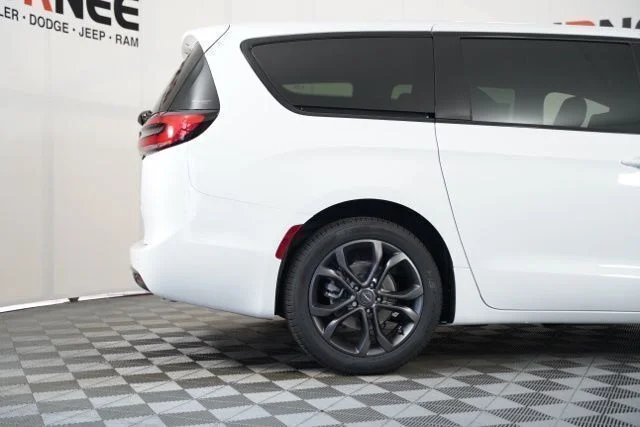 New 2026 Bright White Clear-Coat Exterior Paint Chrysler Select image 33