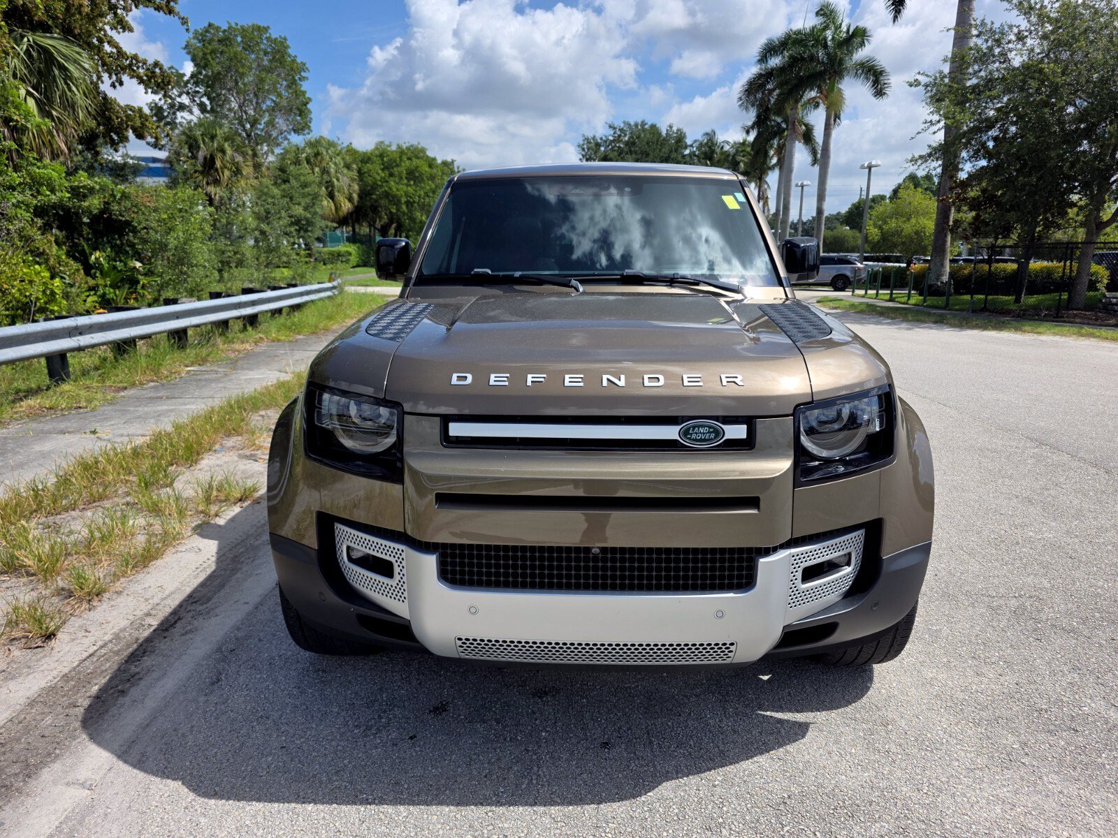 Certified Used 2024 Gondwana Stone Metallic Land Rover SE image 8