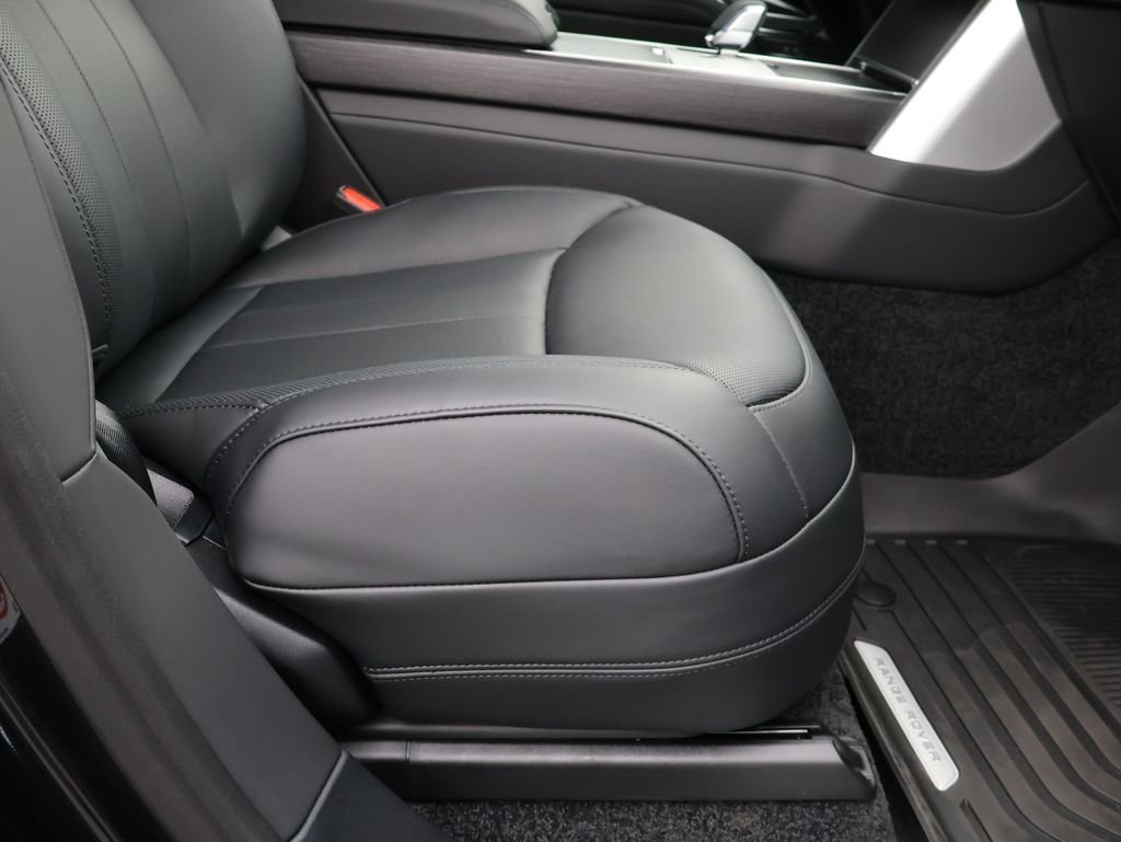 New 2026 Santorini Black Land Rover SE image 10